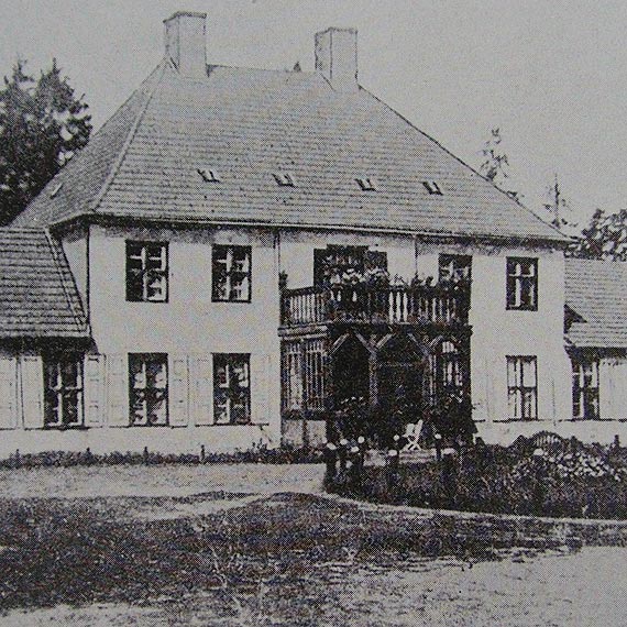 Zrujnowany dwr w Dobropolu