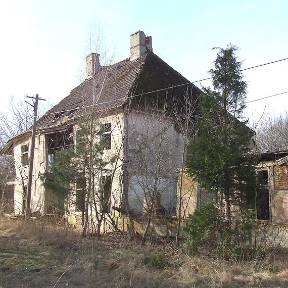 Zrujnowany dwr w Dobropolu