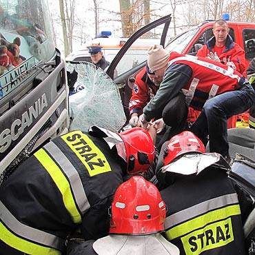 Grony wypadek. Kierowca uratowany z zakleszczonego samochodu