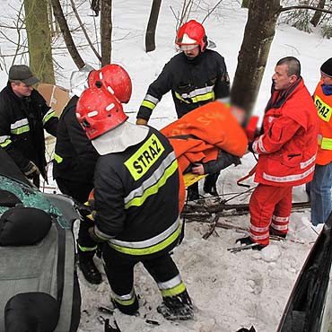 Grony wypadek. Kierowca uratowany z zakleszczonego samochodu