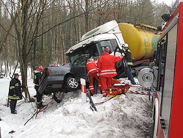 Grony wypadek. Kierowca uratowany z zakleszczonego samochodu