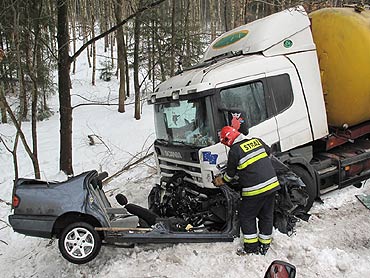 Grony wypadek. Kierowca uratowany z zakleszczonego samochodu