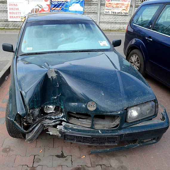 Wrak rozbitego BMW nadal straszy w Midzyzdrojach