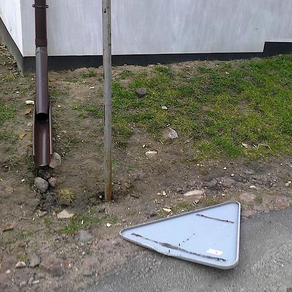 Uwaga mocno wieje! Wiatr łamie drzewa i powala znaki drogowe