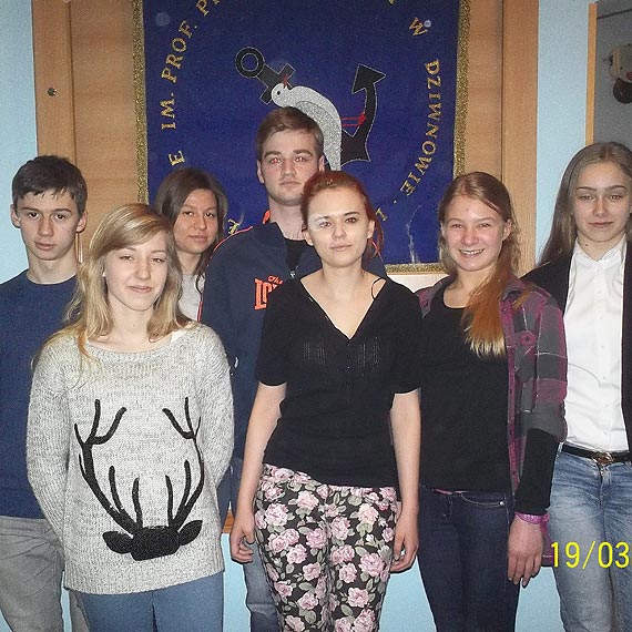 Uczniowie Zespou Szk Spoecznych w Dziwnowie otrzymali stypendia edukacyjne	