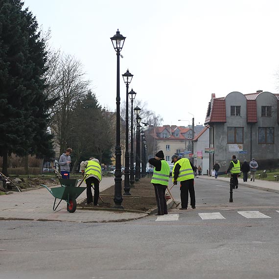 W Kamieniu Pomorskim przy ulicy Mickiewicza przygotowują trawniki do nasadzeń