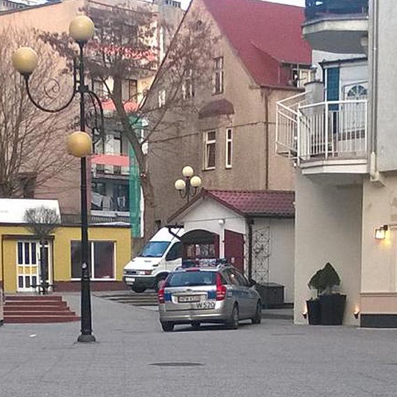 Czytelnik: Czyby policjanci uderzyli w latarni uliczn w Midzyzdrojach?
