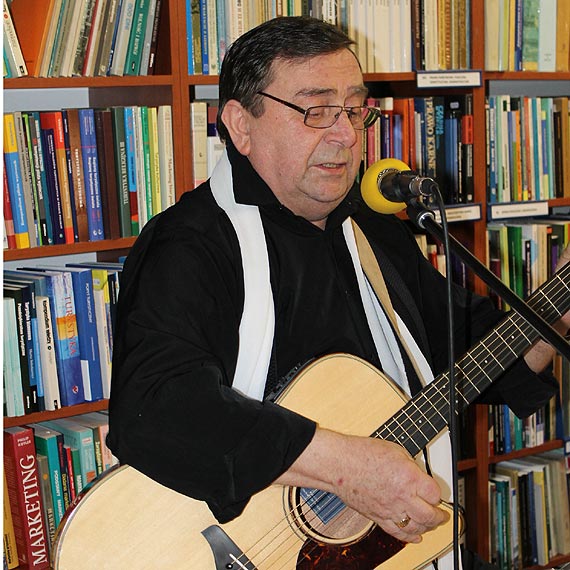 Wiosenny wieczr poezji w bibliotece w  Midzyzdrojach