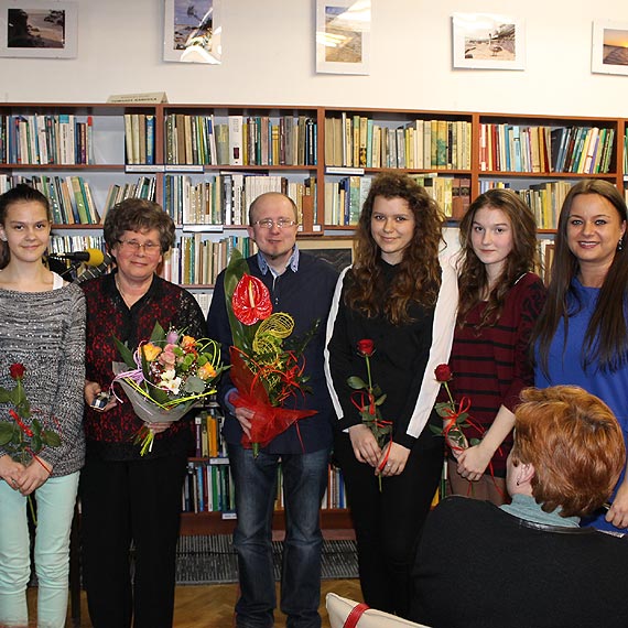 Wiosenny wieczór poezji w bibliotece w Międzyzdrojach