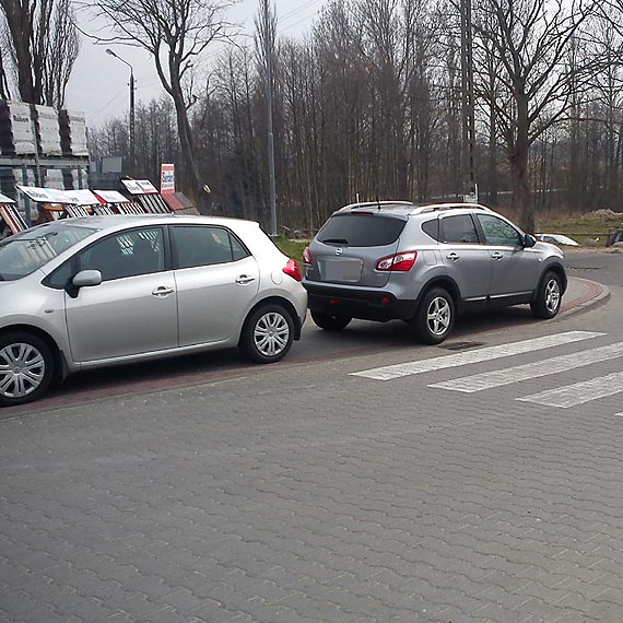 Mistrz parkowania w Kamieniu Pomorskim zaj prawie cay chodnik i zastawi przejcie dla pieszych