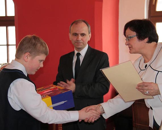 Burmistrz wrczy nagrody laureatom konkursu literackiego