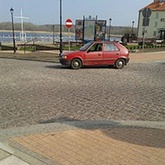 W Kamieniu Pomorskim mistrz parkowania zaparkowa na skrzyowaniu