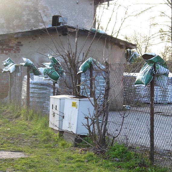 Czytelnik: W Golczewie wandale ukradli i zniszczyli worki z torfem