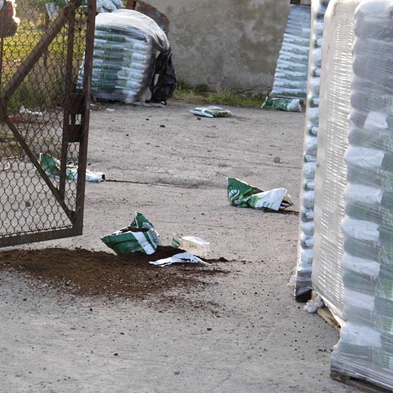Czytelnik: W Golczewie wandale ukradli i zniszczyli worki z torfem