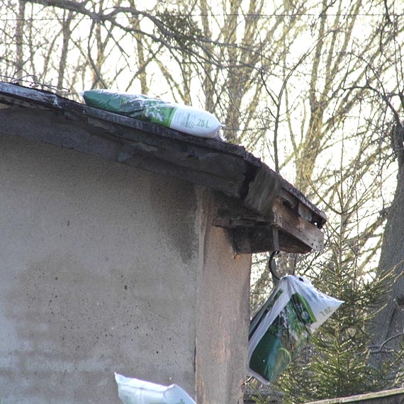Czytelnik: W Golczewie wandale ukradli i zniszczyli worki z torfem