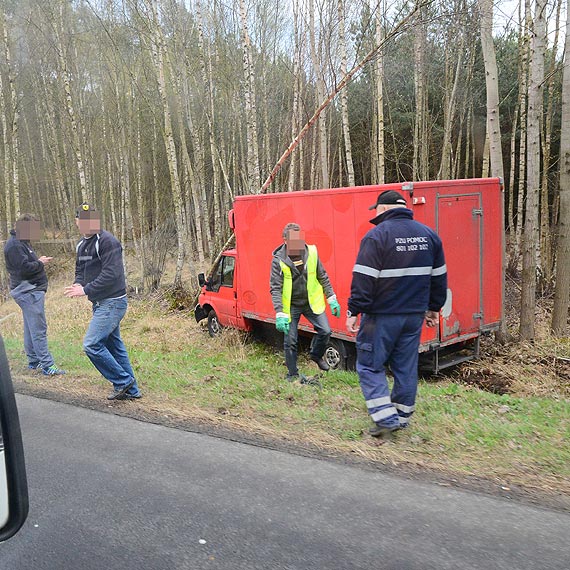Na krajowej trjce kierowca uderzy w drzewa. Na szczcie nikomu nic si nie stao