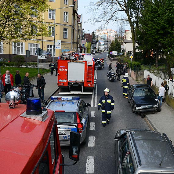Niemiecki kierowca forda wymusi pierwszestwo? Passat chcia unikn kolizji i wpad na chodnik potrcajc motocyklist