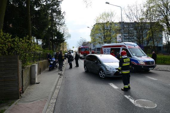Niemiecki kierowca forda wymusił pierwszeństwo? Passat chciał uniknąć kolizji i wpadł na chodnik potrącając motocyklistę