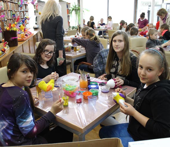 Rodzinne warsztaty plastyczne "Fabryka pisanek" w bibliotece w Międzyzdrojach