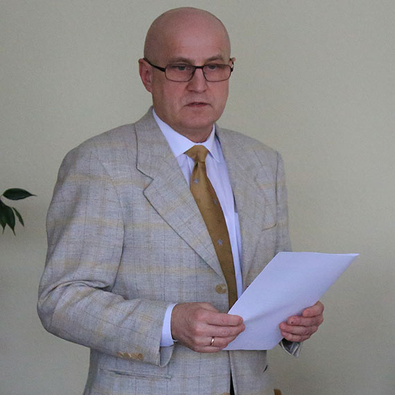 Burmistrz  nie potrzebuje zgody rady powiatu na zwolnienie pracownika w trybie natychmiastowym?