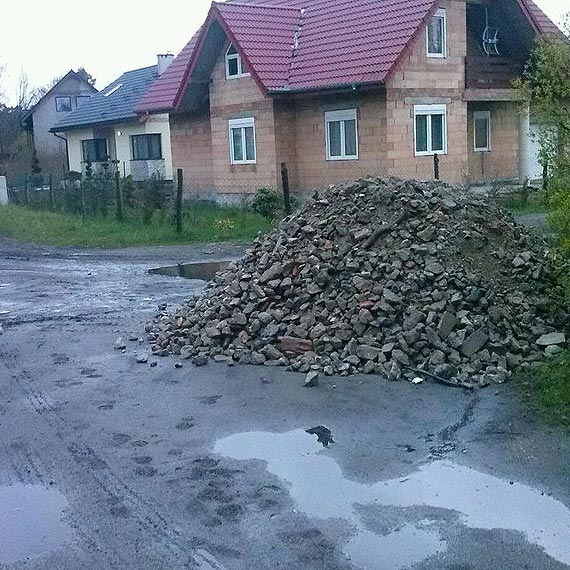 Czytelnik ostrzega: Uwaajcie na drodze w Warnowie