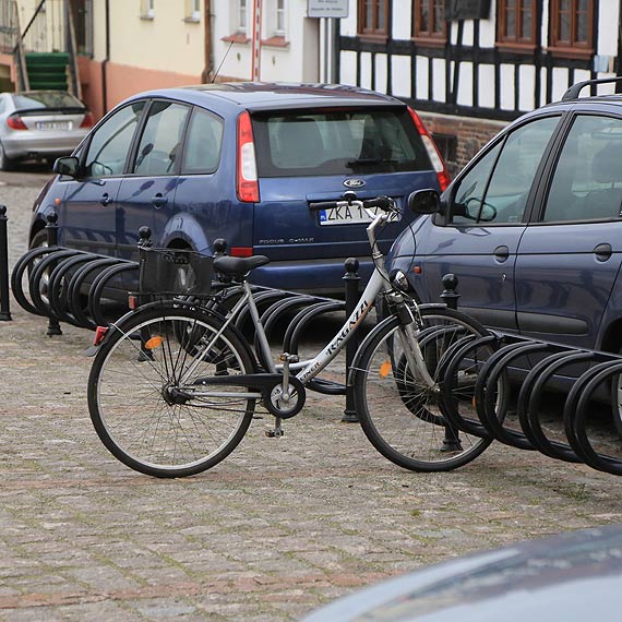 Miejsca parkingowe przy ratuszu dopiero po wakacjach