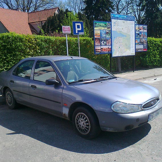 Opuszczony ford od prawie roku stoi na parkingu przy ulicy Dziwnowskiej  