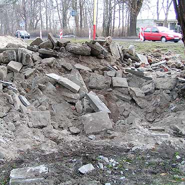 Drogowcy zniszczyli pomnik