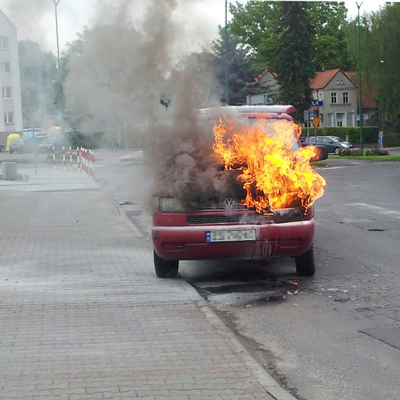 Silnik volkswagena zapali si podczas jazdy. Zobacz film!