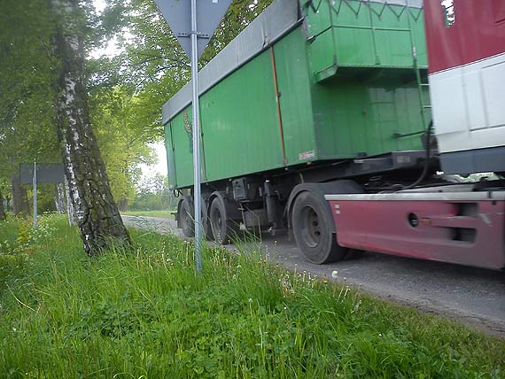 Mieszkacy skar si na kiszonk i zajty pas drogowy. Zobacz film!