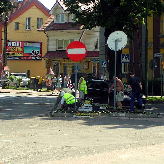 Na nowo urządzonych kwietnikach zabłysły lampy