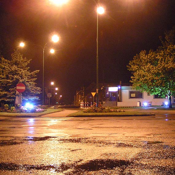 Na nowo urządzonych kwietnikach zabłysły lampy