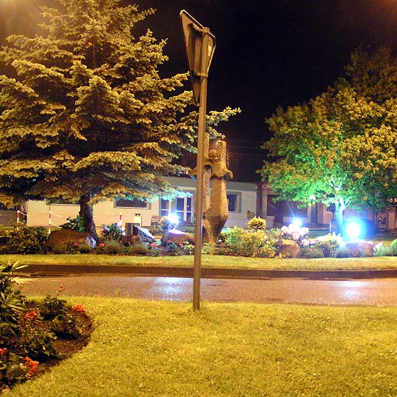 Na nowo urządzonych kwietnikach zabłysły lampy