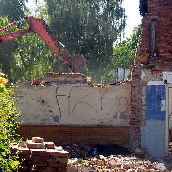 Trwa rozbirka budynku na terenie Uzdrowiska w Kamieniu Pomorskim