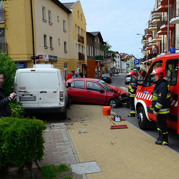 W Midzyzdrojach rozpdzony kierowca renault uderzy w forda i fiata. Nie mia prawa jazdy