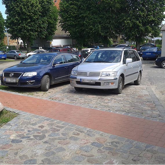 Wolin: Mistrz parkowania zablokowa drog dojazdow