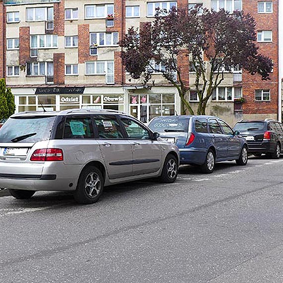 Czytelnik: Autokomis w centrum Kamienia Pomorskiego