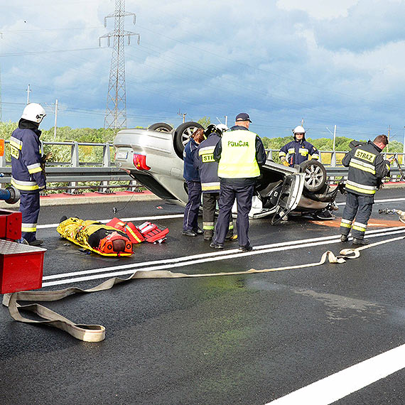Czowka na mocie w Wolinie. Jeden z kierowcw helikopterem zabrany do szpitala