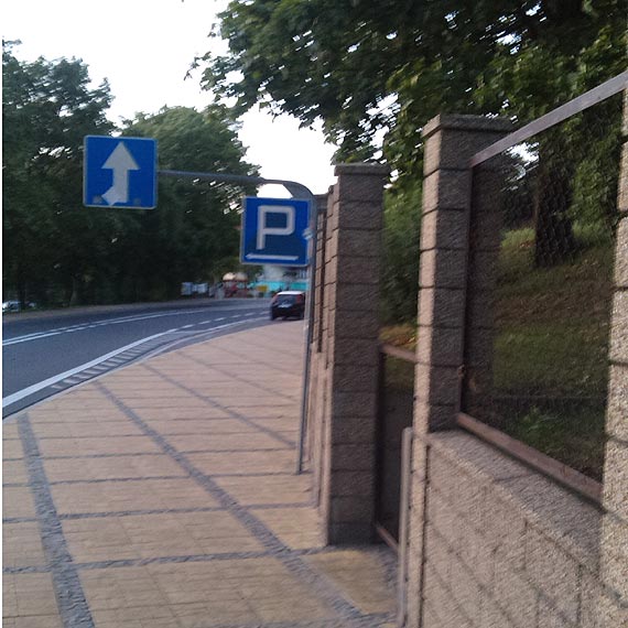 Czytelnik: Czy pseudo- reklamy i niektre znaki drogowe musz szpeci ulice miast?