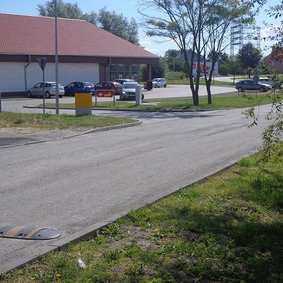 Powstanie chodnik koo sklepu spoywczego POLOmarket w Golczewie