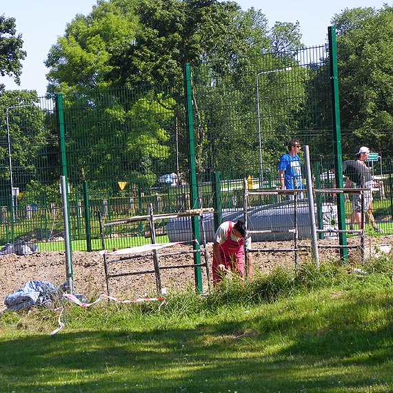 Na nowym boisku nowa trawa... sztuczna