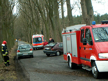 Wypadek pod Koczewem. Kierowca z pasaerami uciek