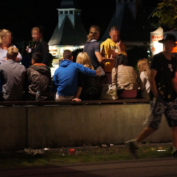 Modzi imprezuj, handlowcy si skar, a wadza… milczy