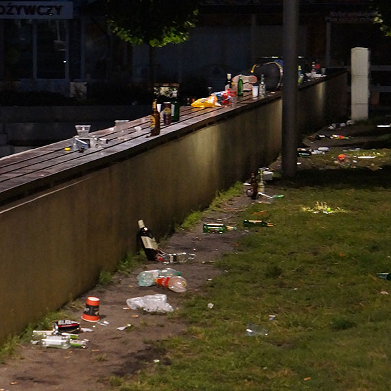 Młodzi imprezują, handlowcy się skarżą, a władza… milczy