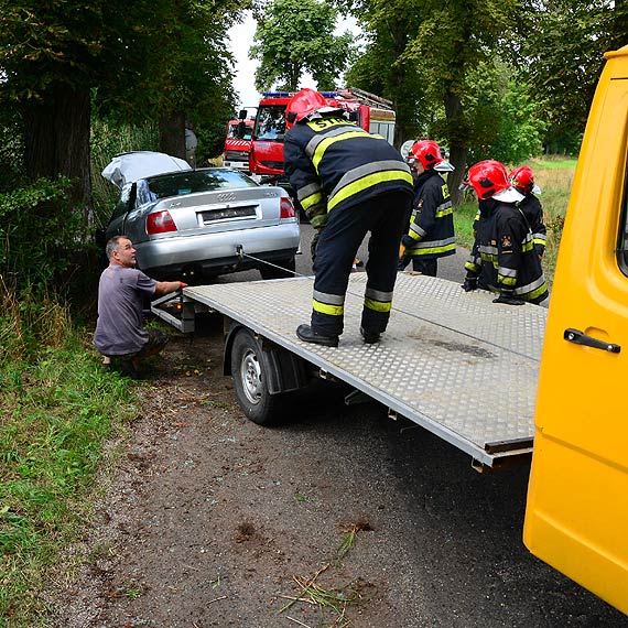 Kodrb: 36- latek z adzina jecha bez prawka i uderzy w drzewo. Trafi do szpitala