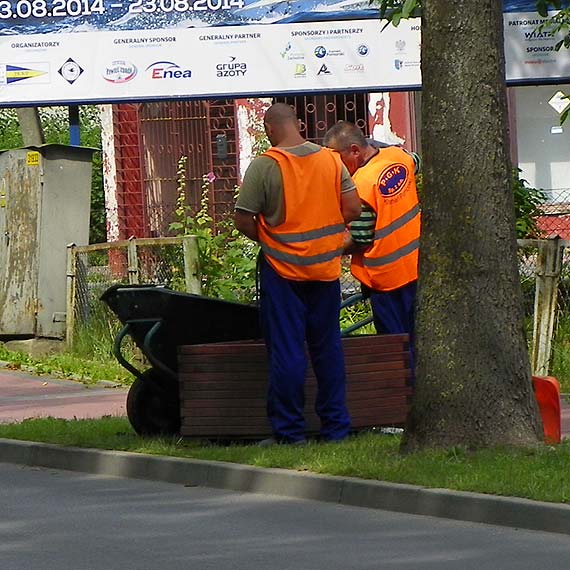 W Kamieniu Pomorskim zniszczono skrzynie z pelargoniami