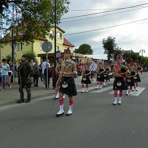 Pokazy spadochroniarzy atrakcj V Festynu Komandosw Dziwnw 2014