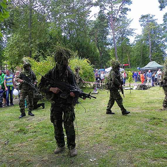 Pokazy spadochroniarzy atrakcj V Festynu Komandosw Dziwnw 2014