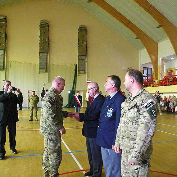Pokazy spadochroniarzy atrakcj V Festynu Komandosw Dziwnw 2014