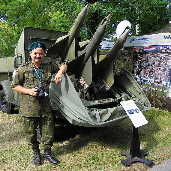 Pokazy spadochroniarzy atrakcj V Festynu Komandosw Dziwnw 2014